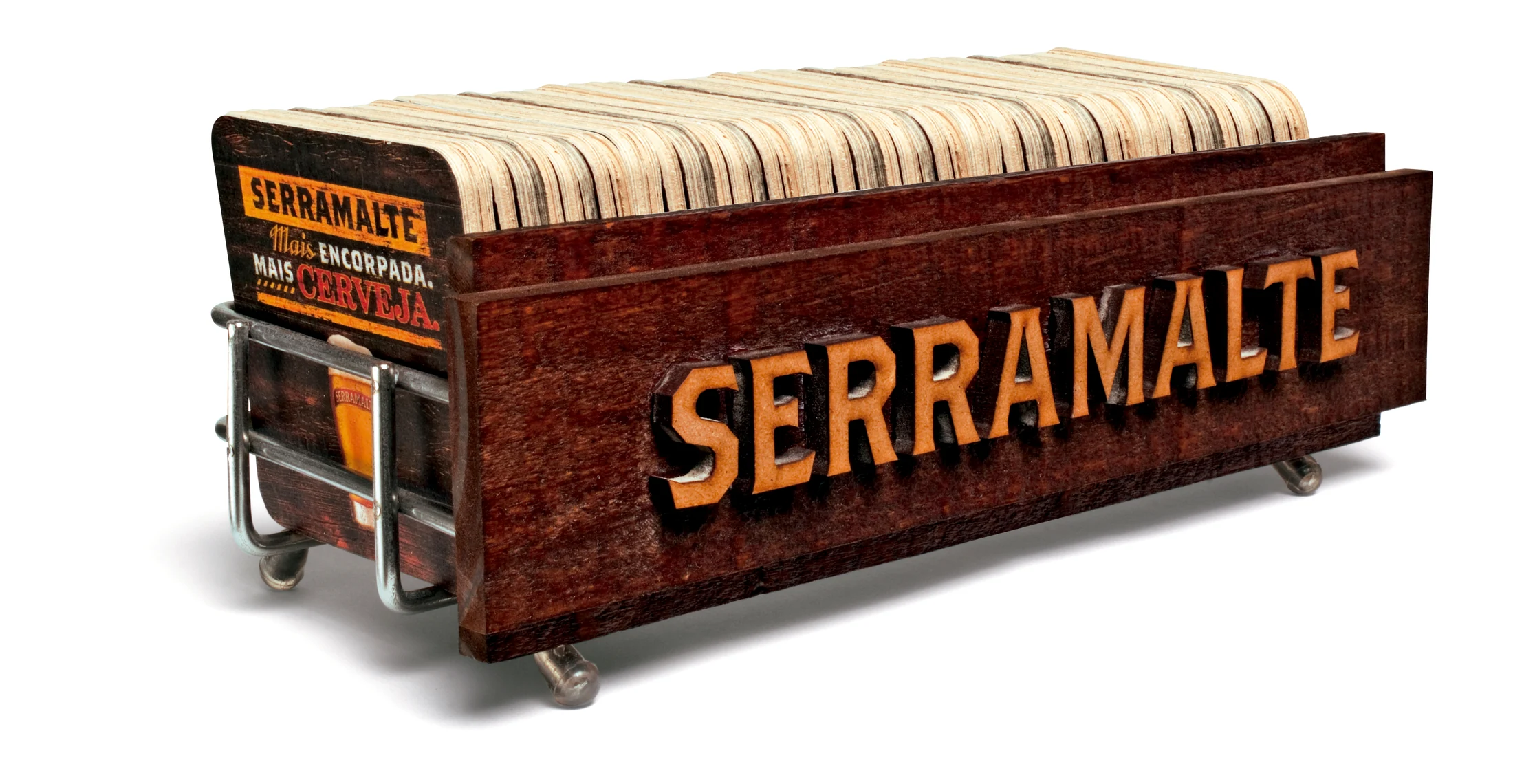 Peça Serramalte de madeira com porta-copos empilhados e grade metálica lateral.