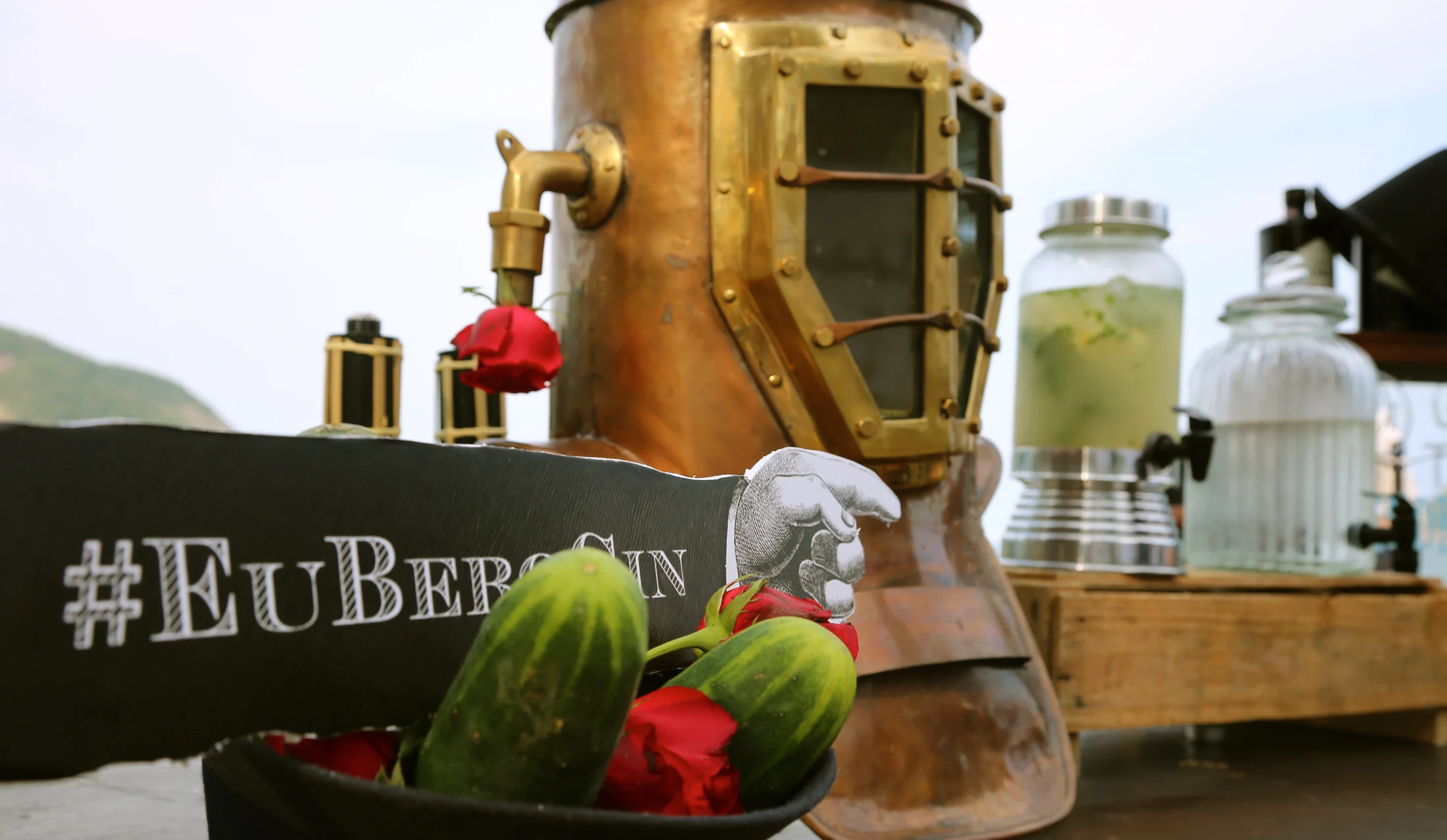 Baú e objetos de serviço compondo a ambientação da expedição Hendrick’s.