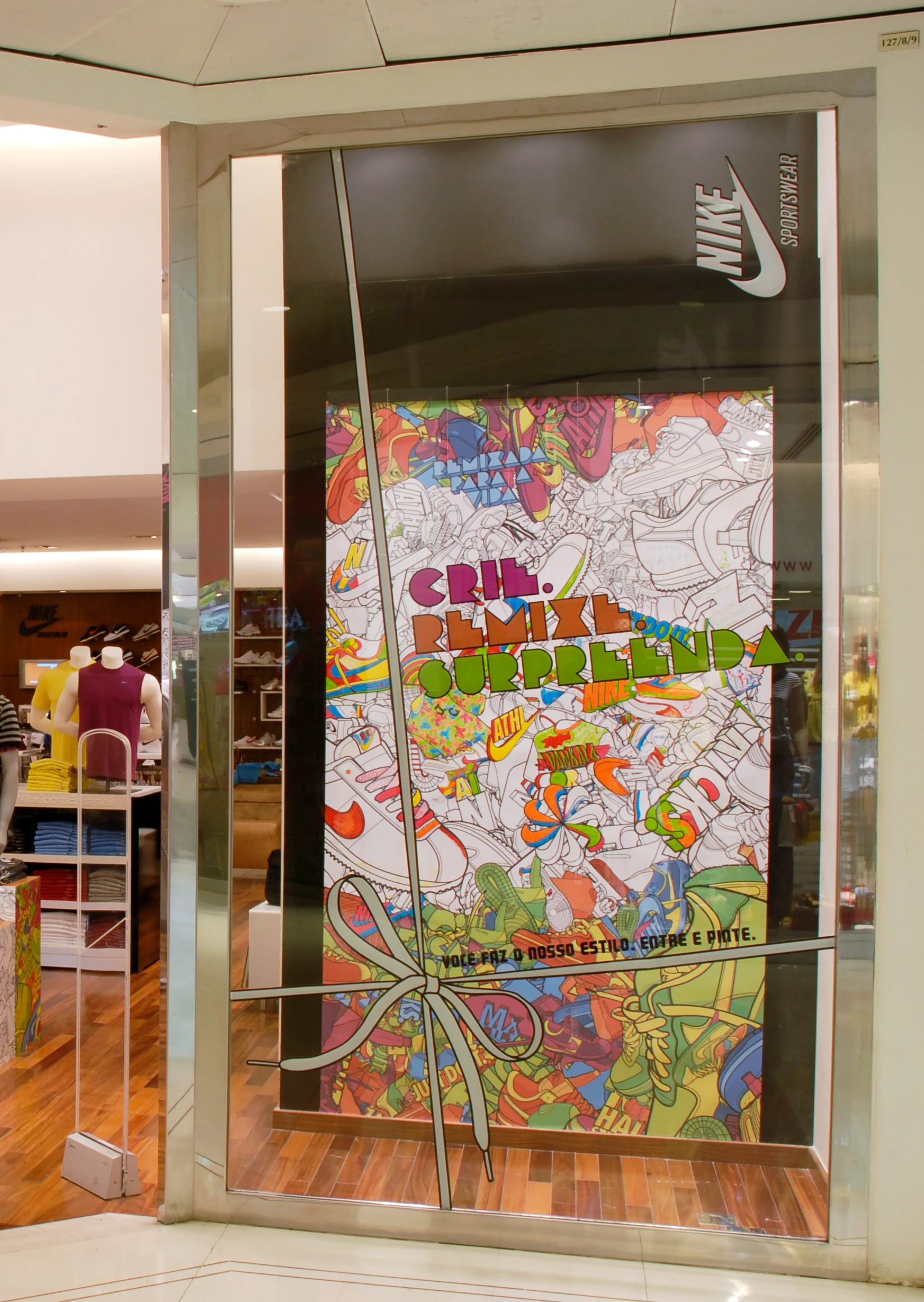 Vitrine Nike Sportswear com o painel colorido da campanha Crie, Remixe, Surpreenda.